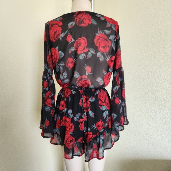 V-neck Rose Romper - Picture 7 of 7